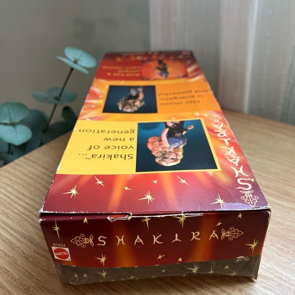 Mattel Shakira Doll Box - Blonde, Black, Orange - Picture 6 of 7